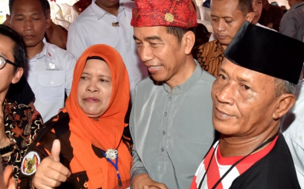 Ketika Presiden Jokowi Layani Permintaan Foto Bersama Warga Komering Sumsel