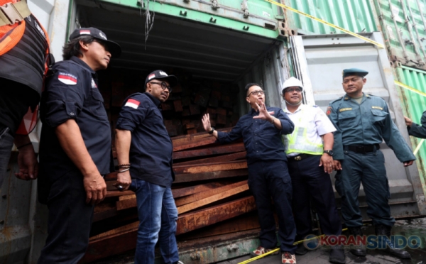 Ditjen Gakkum LHK Grebek Industri  Pendah Kayu  Ilegal dari 