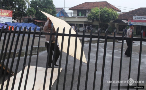 Buntut Pengerusakan oleh Sekelompok Orang, Polsek Ciracas Kini Ditutup Tripleks