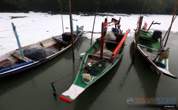 Potret Aktivitas Nelayan di Tengah Sungai Tambak Wedi yang Penuh Limbah Busa Putih