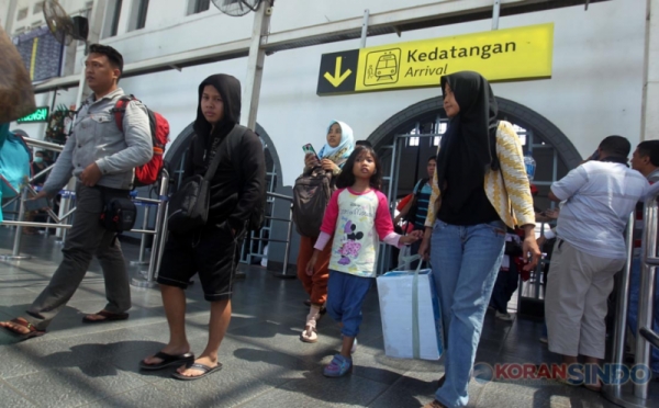 Arus Balik Libur Sekolah Mulai Berdatangan di Stasiun Pasar Senen