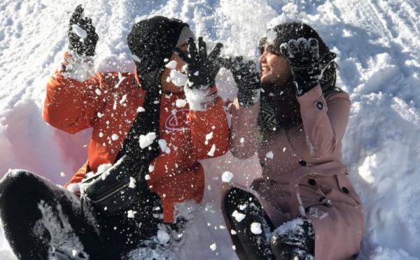 Intip Keseruan Billy Syahputra & Hilda saat Bermain Salju di Jepang