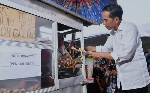 Potret Presiden Jokowi Saat Jajan Cilok di Ciracas Jakarta Timur
