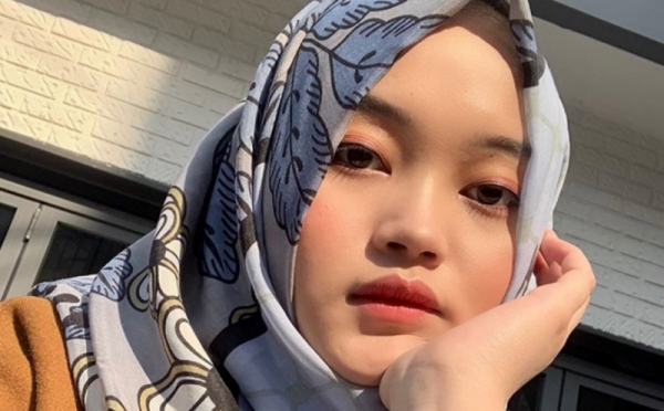 Putry Delina Andriany Sutisna / Sikap Nathalie Holsher