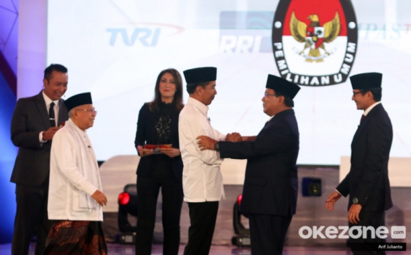 Momen Jokowi-Prabowo Salaman Usai Debat Capres Putaran Pertama