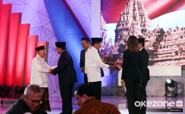 Momen Jokowi-Prabowo Salaman Usai Debat Capres Putaran Pertama
