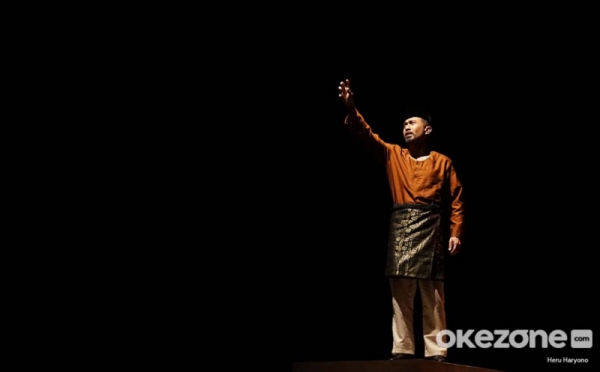 Penampilan Apik Lukman Sardi dan Prisia Nasution dalam Pertunjukan Teater Nyanyi Sunyi Revolusi