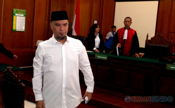 Pakai Kemeja Putih dan Berpeci Hitam, Ahmad Dhani Jalani Sidang Kedua di PN Surabaya
