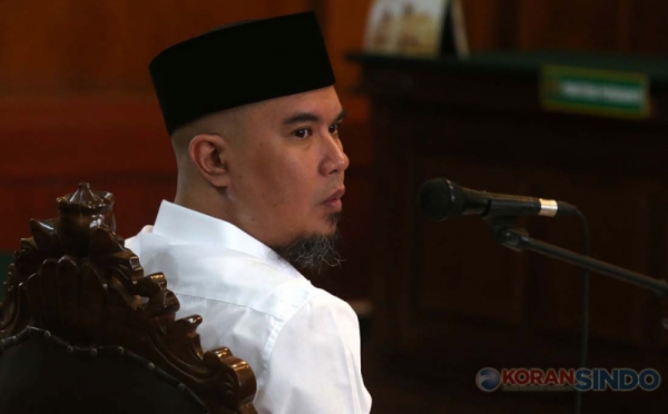 Pakai Kemeja Putih dan Berpeci Hitam, Ahmad Dhani Jalani Sidang Kedua di PN Surabaya