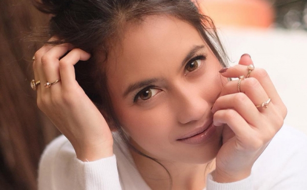 Tepergok Jalan Bareng Ariel Noah, Intip Pesona Cantiknya Pevita Pearce