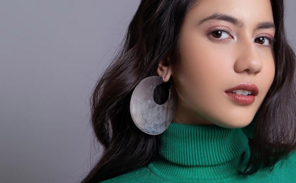 Tepergok Jalan Bareng Ariel Noah, Intip Pesona Cantiknya Pevita Pearce