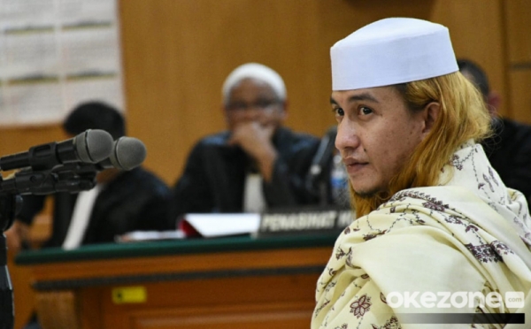 Ekspresi Bahar bin Smith Jalani Sidang Perdana di Pengadilan Negeri Bandung