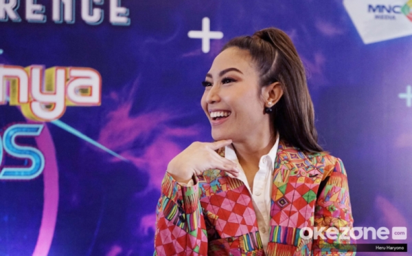 Penampilan Nyentrik Ayu Dewi di Konpers DahSyatnya Awards 2019