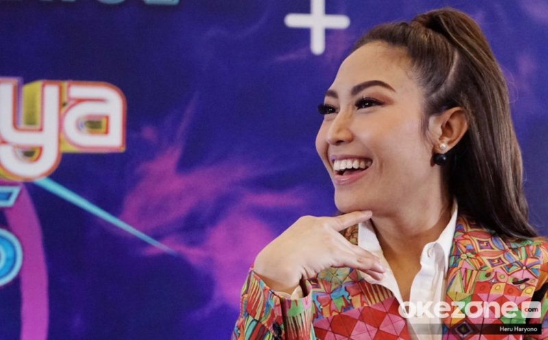 Penampilan Nyentrik Ayu Dewi di Konpers DahSyatnya Awards 2019