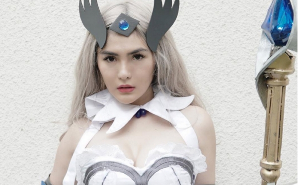 Ragam Pose Angela Lee yang Bikin Cowok-Cowok Gagal Fokus