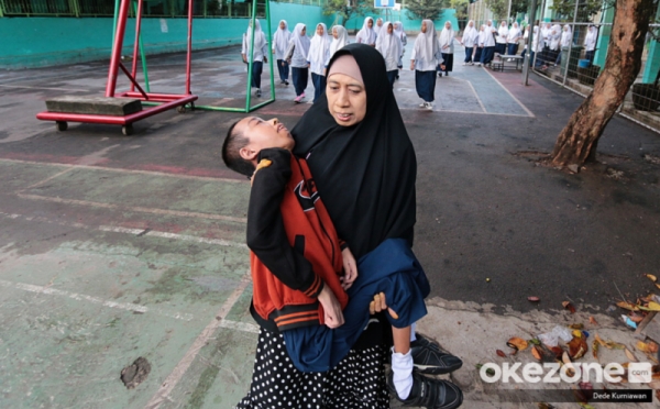 Perjuangan Seorang Ibu Sekolahkan Fauzan Siswa Penderita Lemah Otot