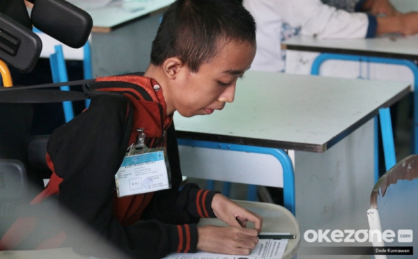 Perjuangan Seorang Ibu Sekolahkan Fauzan Siswa Penderita Lemah Otot