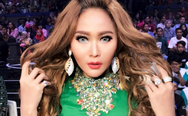Intip Yuk Gaya Glamor Inul Daratista