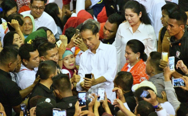 Jokowi Didampingi Ibu Iriana Sapa Masyarakat Kota Palembang