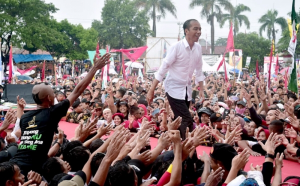 Diguyur Hujan, Capres Jokowi Tetap Semangat Sapa Masyarakat Tegal