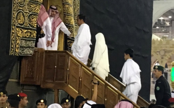 Bersama Istri dan Kedua Putranya, Presiden Jokowi Umrah ke Tanah Suci