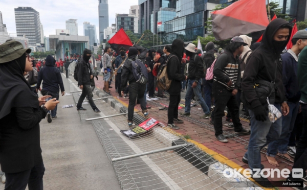 Pagar Halte Transjakarta Dirubuhkan Massa Aksi Mayday di Bundaran HI