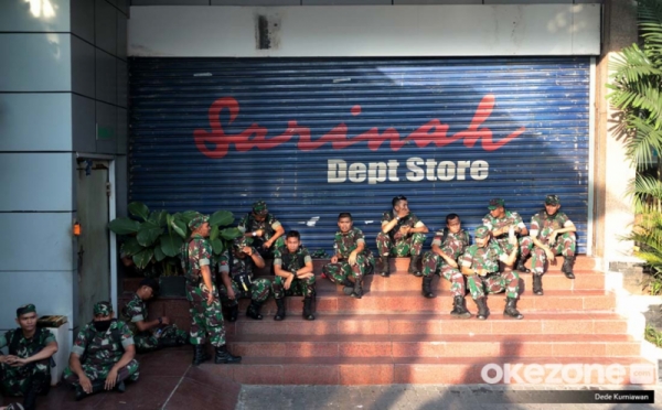 Anggota TNI dan Polisi Menjaga Pusat Perbelanjaan Sarinah