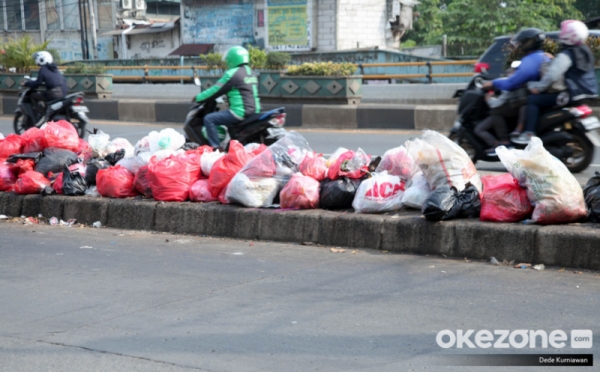 Kurang Peduli Kebersihan Warga Buang Sampah Di Jalan Raya Ciputat 0