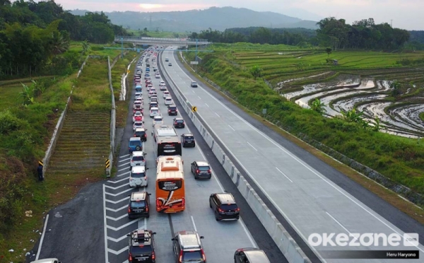 Kemacetan Mengular di Ruas Jalan Tol Semarang-Solo