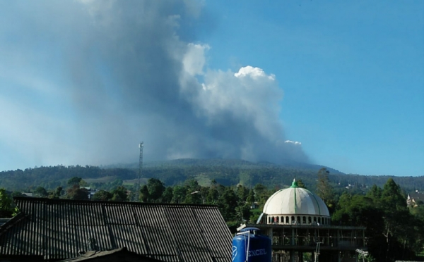 Potret Abu Erupsi Gunung Tangkuban Parahu Tutupi Sebuah Mobil