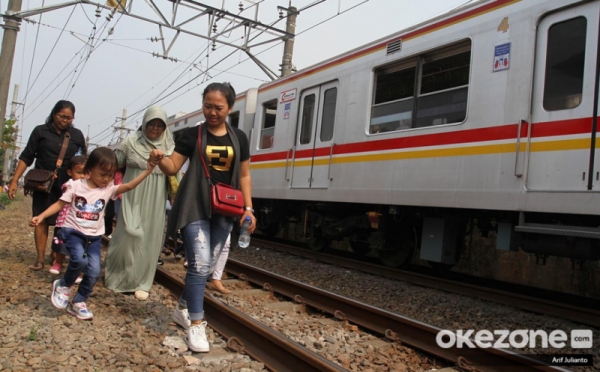Evakuasi Penumpang Kereta Commuter Line di Bukit Duri