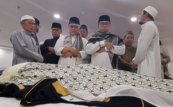 Ketua MPR Zulkifli Hasan Ikut Salatkan Jenazah Mbah Moen di Makkah