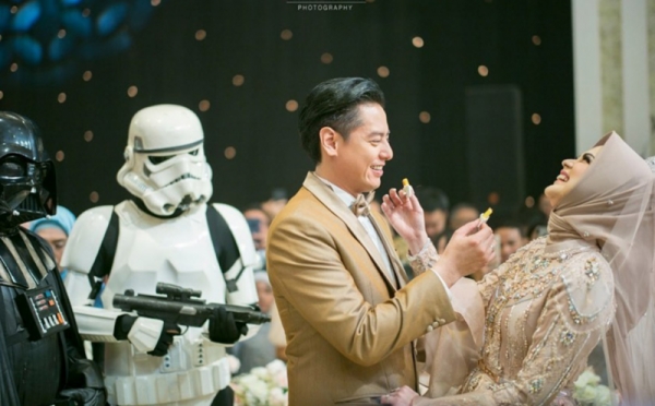 Gelar Resepsi, Roger dan Cut Meyriska dikawal Cosplay Star Wars
