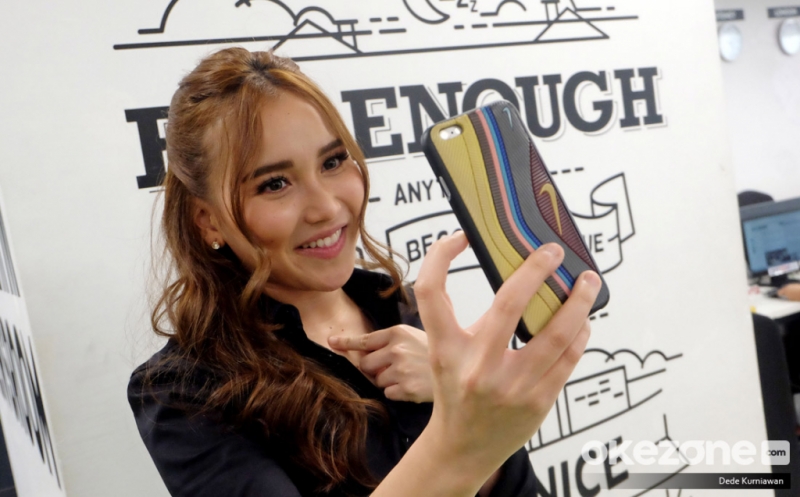 Ketika Pedangdut Cantik Ayu Ting Ting Asyik Selfie di Kantor Okezone