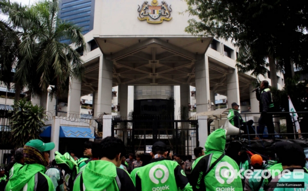 Ratusan Pengemudi Gojek Geruduk Kedubes Malaysia