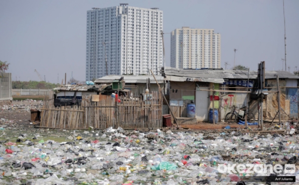 Potret Kemiskinan, Pemukiman Kumuh di Atas Rawa Sampah Plastik
