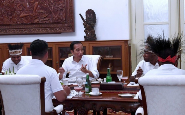 Presiden Jokowi Santap Siang Bareng Pemenang Festival Gapura asal Papua