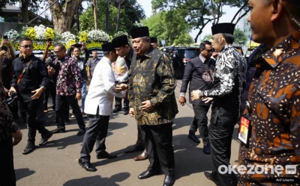 SBY Bersama AHY dan Ibas Melayat ke Rumah Duka Almarhum BJ ...