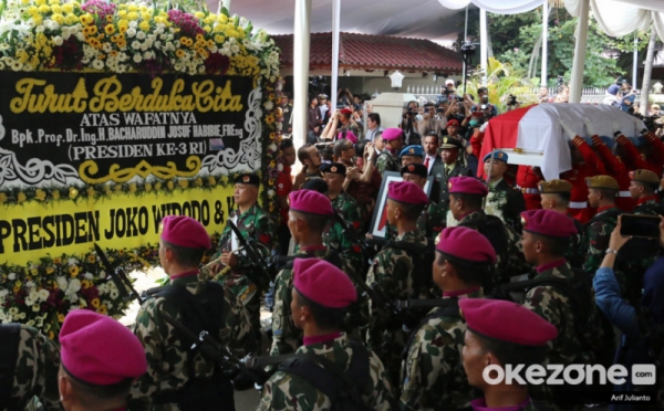 Jenazah Almarhum BJ Habibie Diberangkatkan ke TMP Kalibata