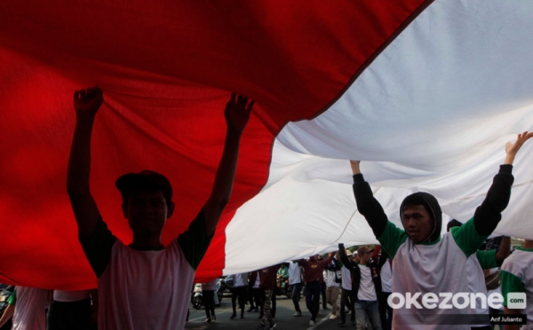 Bentangkan Bendera Merah Putih, Massa Desak Presiden Segera Lantik Pimpinan KPK Terpilih