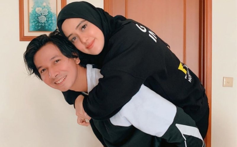 Potret Kebersamaan Fairuz A Rafiq dengan Suami