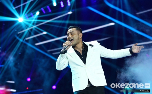 Tampil di Panggung HUT GTV Amazing 17, Judika Kenakan Jas Putih