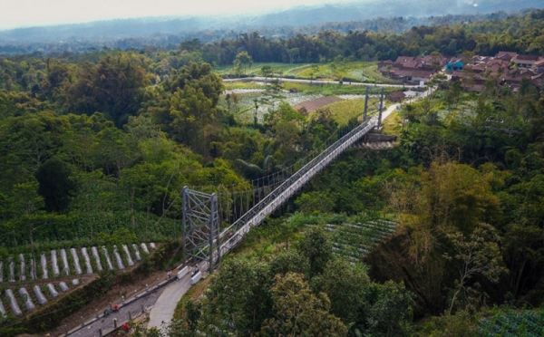 Jembatan Gantung Terkeren Di Indonesia 0 : Foto Okezone Foto