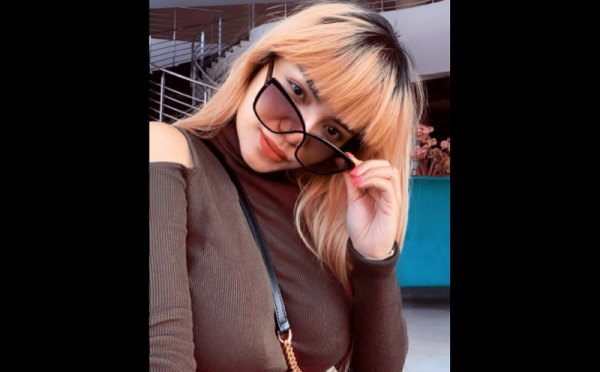 Pose Seksi Dinar Candy Memakai Crop Top