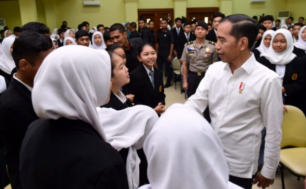 Sambil Tersenyum, Presiden Jokowi Salami Siswa-siswi SMKN 57 Jakarta