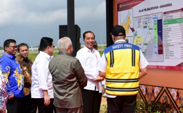 Momen Presiden Jokowi Resmikan Jalan Tol Pertama di Kalimantan