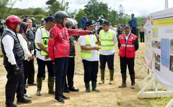 Naik Motor, Jokowi Tinjau Pembangunan Irigasi & PLBN di Nunukan