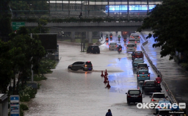 Kali Krukut Meluap, Jalan Sudirman Depan Kampus Atma Jaya Tergenang