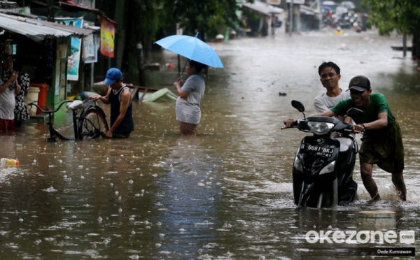Begini Aktivitas Warga saat Banjir Rendam Kawasan Tanah Abang
