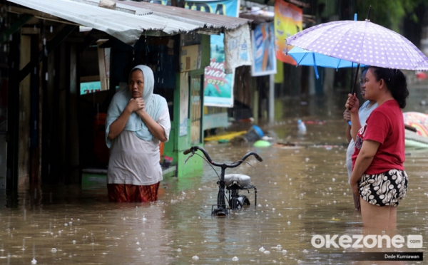Begini Aktivitas Warga saat Banjir Rendam Kawasan Tanah Abang